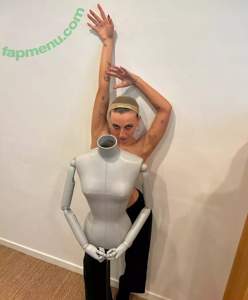 Emma Chamberlain nude photo #0264 (emmachamberlain)
