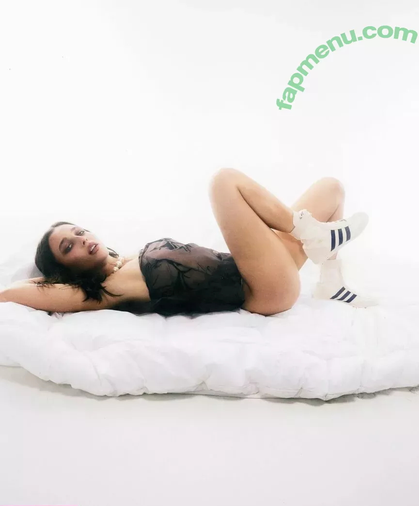 Emma Chamberlain nude photo #0375 (emmachamberlain)