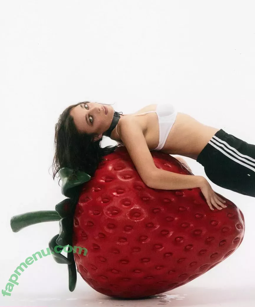 Emma Chamberlain nude photo #0376 (emmachamberlain)