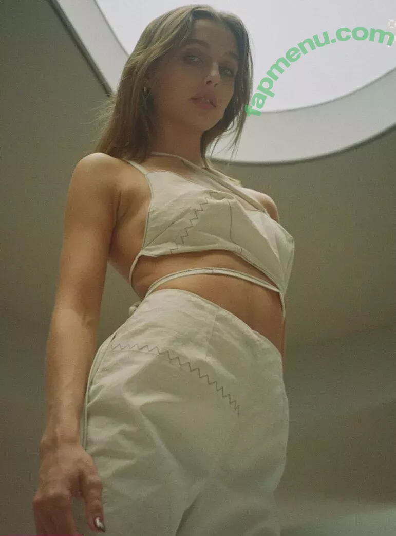 Emma Chamberlain nude photo #0412 (emmachamberlain)