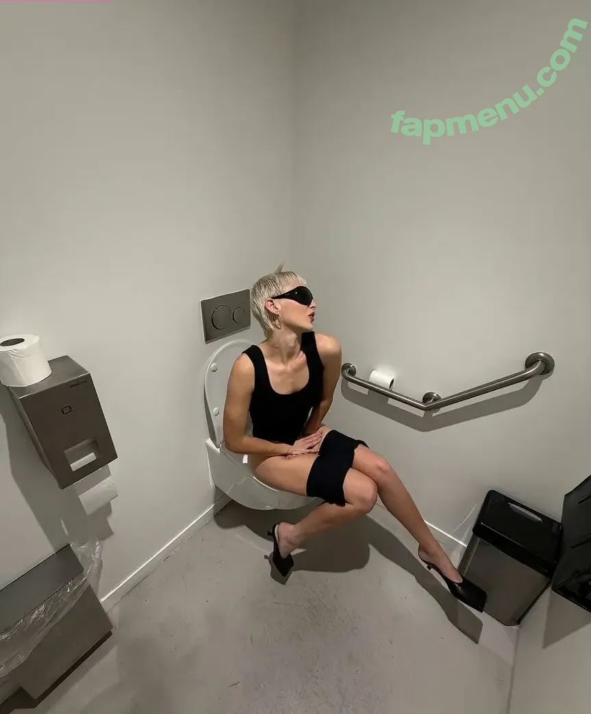 Emma Chamberlain nude photo #0635 (emmachamberlain)