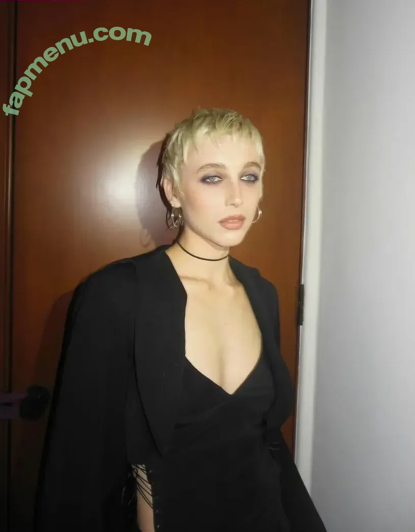 Emma Chamberlain nude photo #0647 (emmachamberlain)