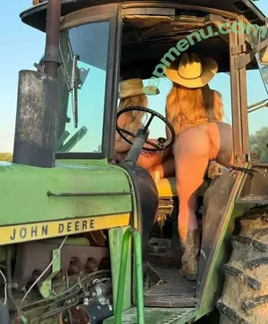 Emma Claire / midwestemma nude photo #0265