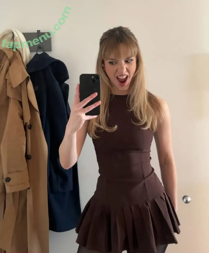 Emma Russell nude photo #0026 (emmarussssell / emmmarussell)