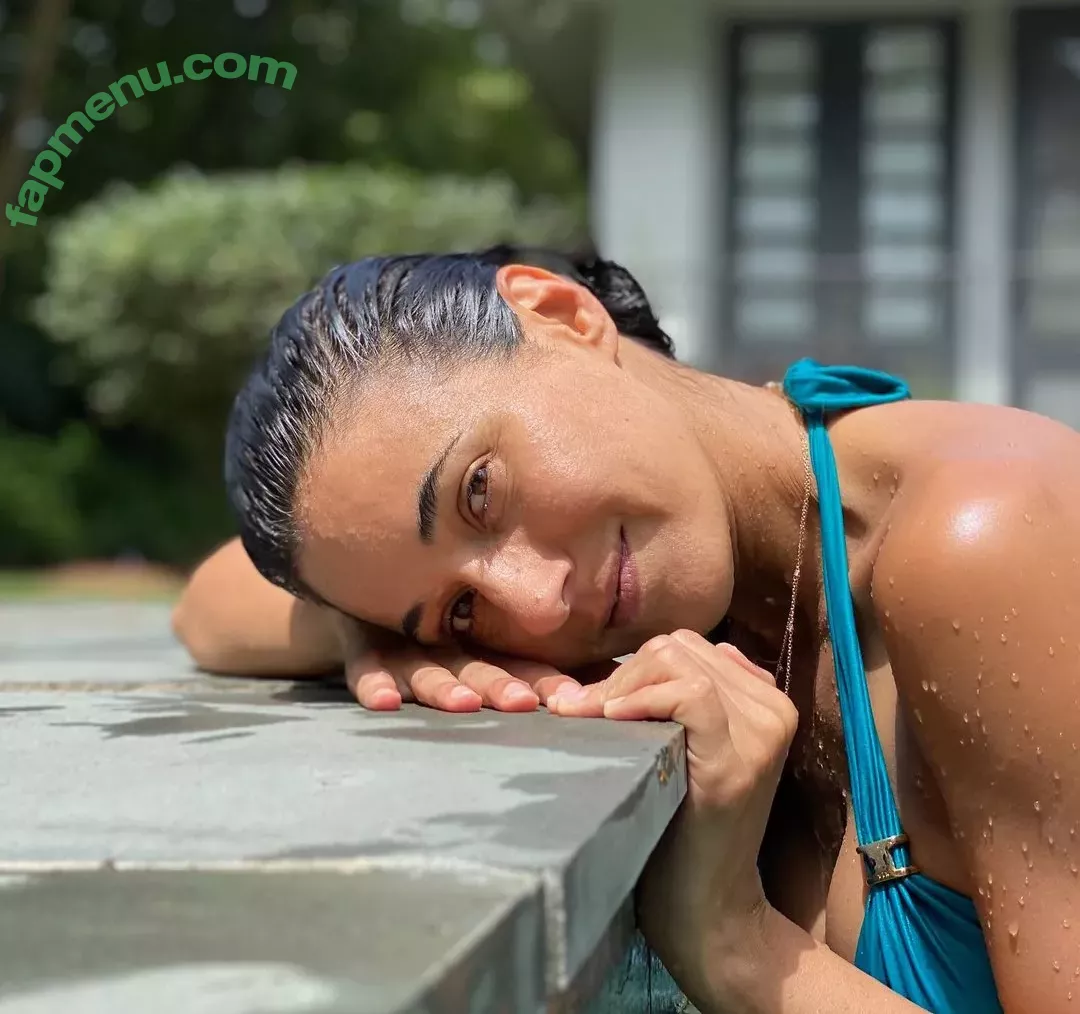 Emmanuelle Chriqui nude photo #0101 (Emmanuelle / echriqui)