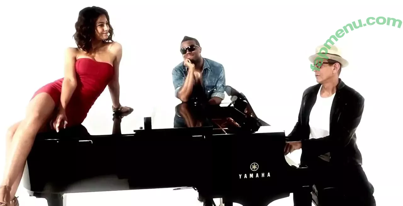 Emmanuelle Chriqui nude photo #0348 (Emmanuelle / echriqui)