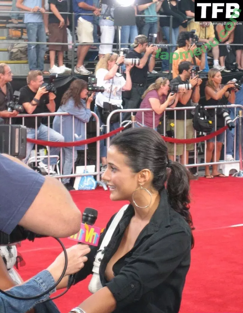 Emmanuelle Chriqui nude photo #0541 (Emmanuelle / echriqui)