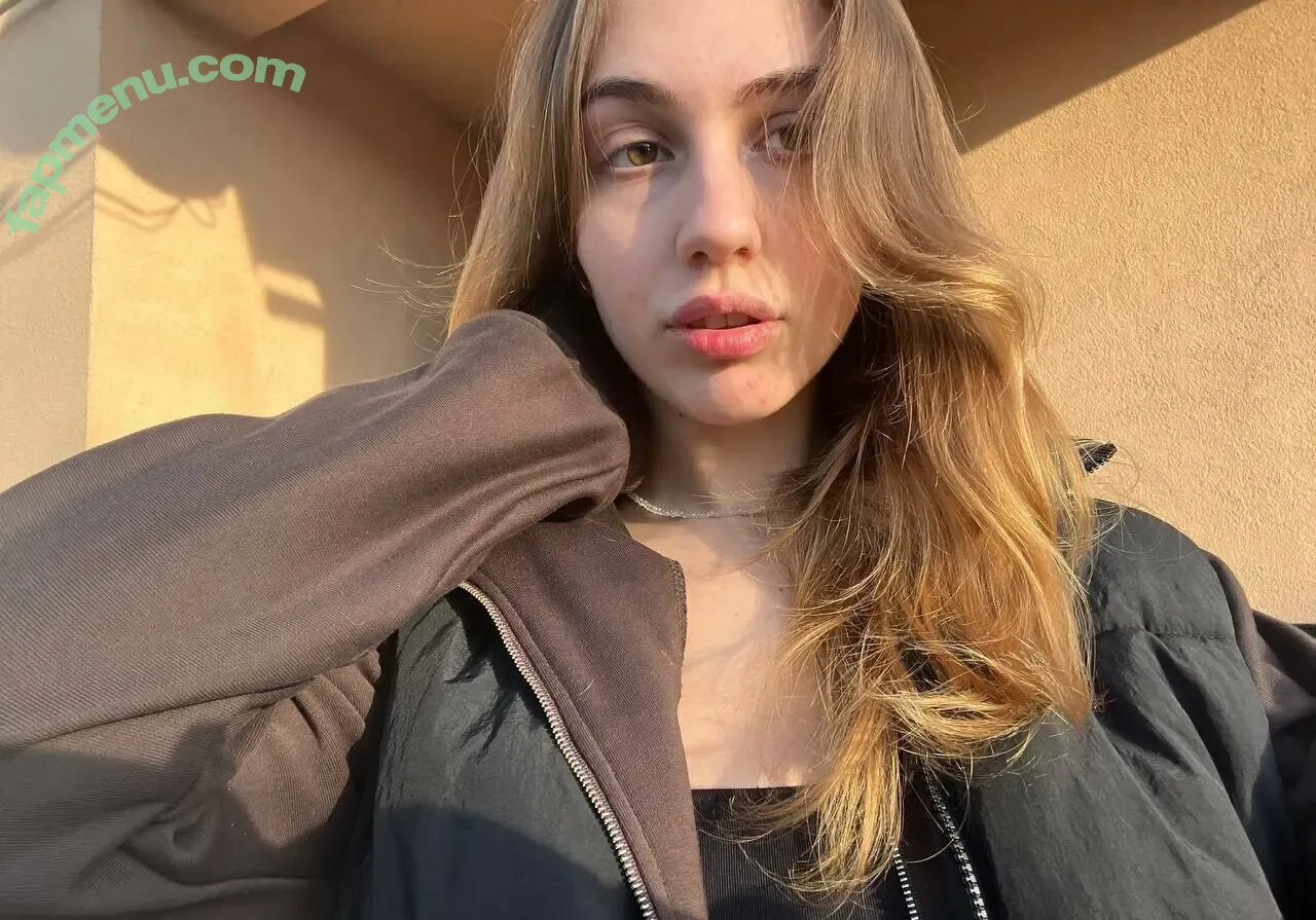 emmauzi nude photo #0107 (emma.kuzi)