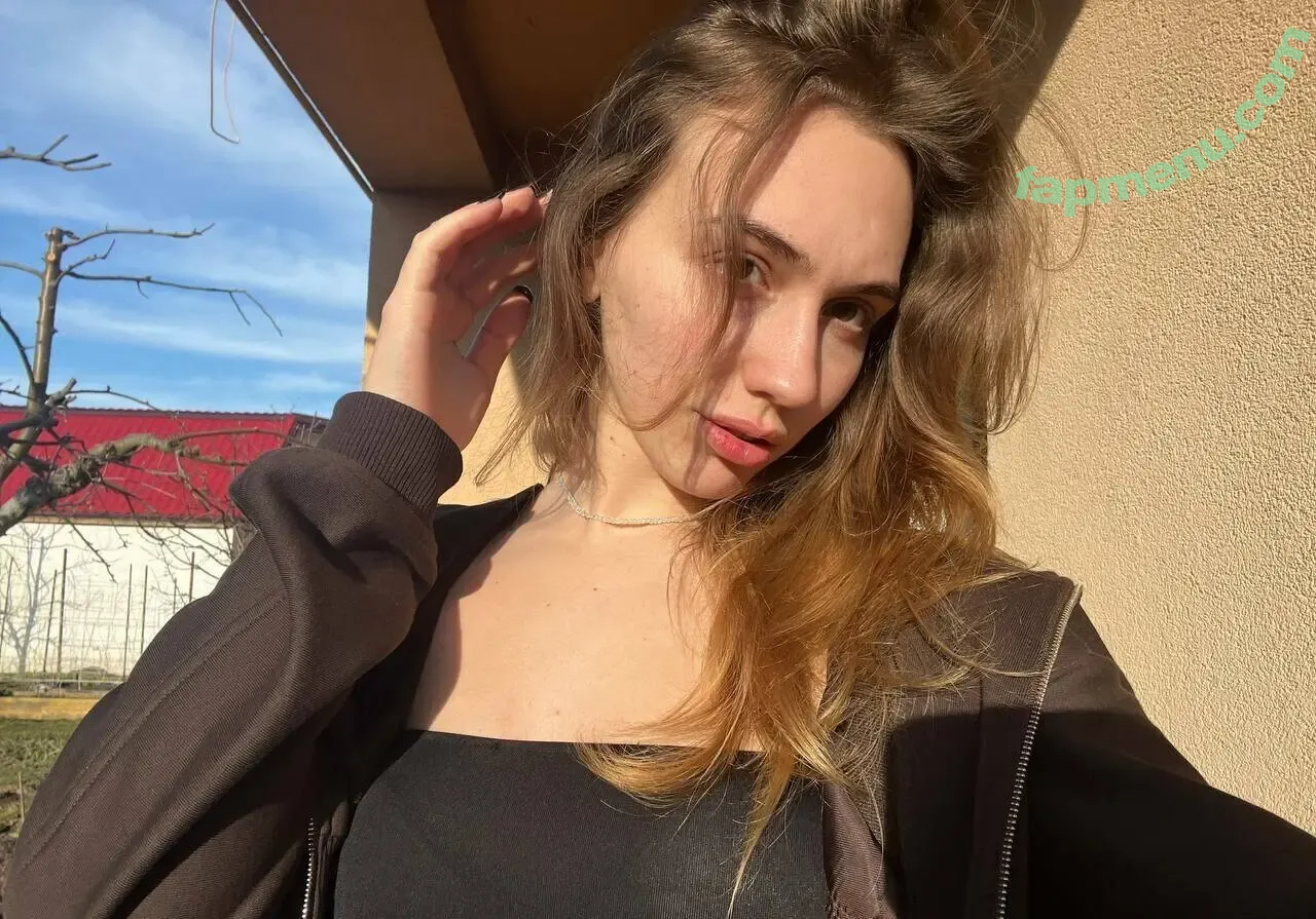emmauzi nude photo #0108 (emma.kuzi)