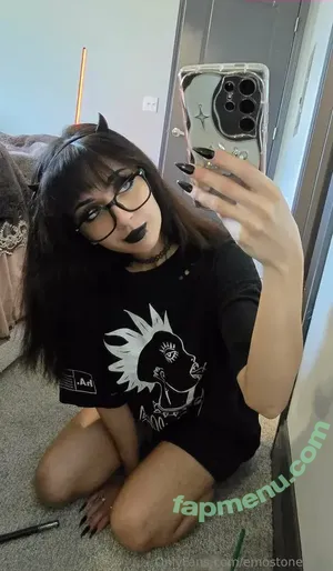 Emostonergorl / Obvious_Confusion699 / emo.stoner.gorl / smolstarcaster nude photo #0939