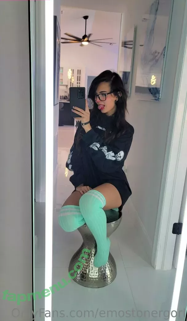 Emostonergorl nude photo #0180 (Obvious_Confusion699 / emo.stoner.gorl / smolstarcaster)