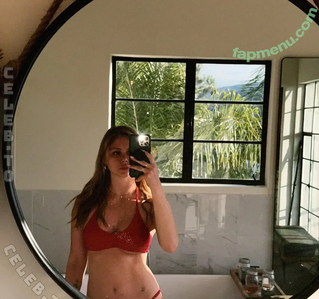 Erin Moriarty nude photo #1136 (erinelairmoriarty)