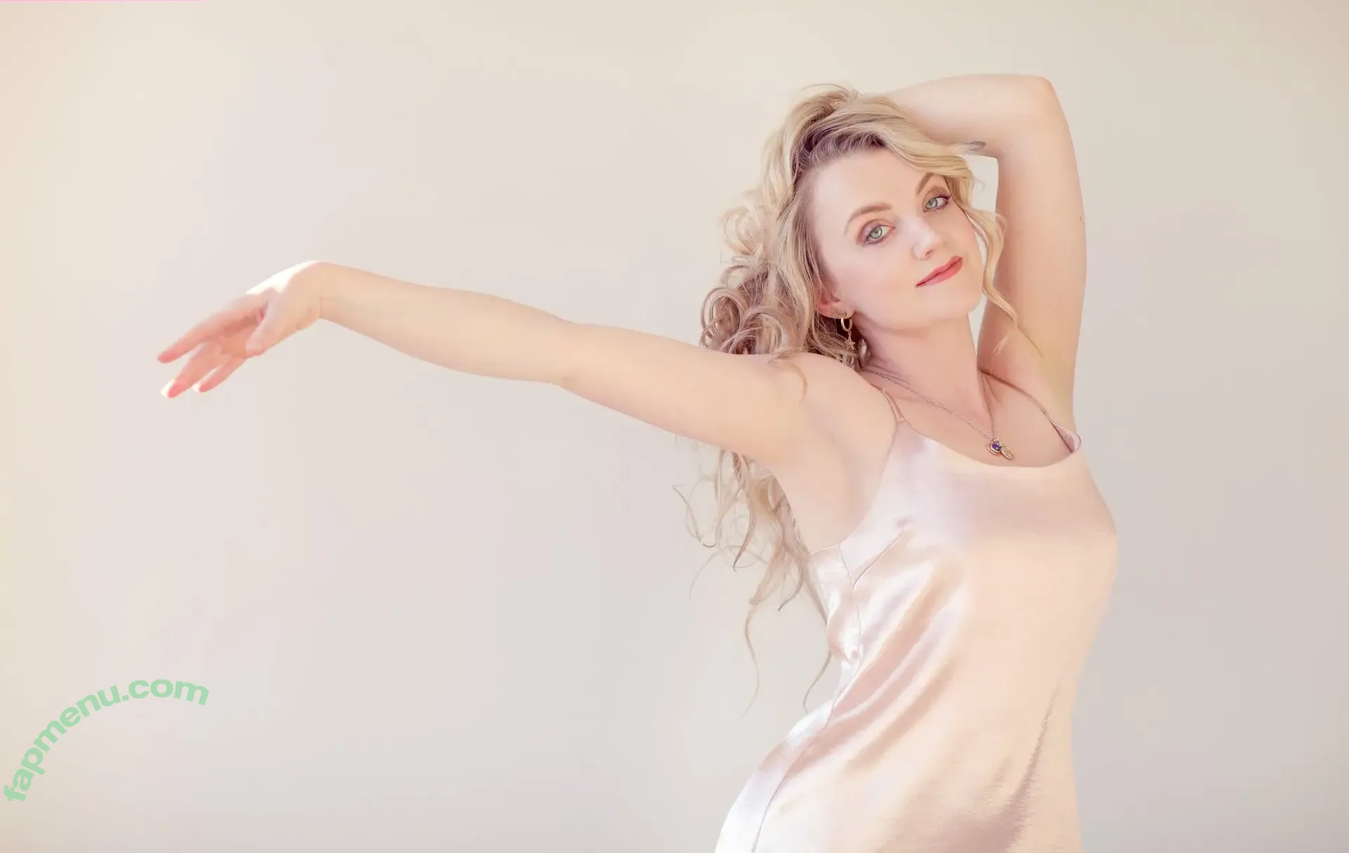 Evanna Lynch nude photo #0121 (evannalynch)