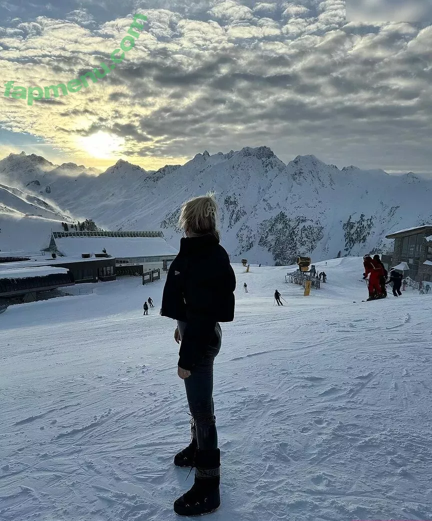 Evelyn Burdecki nude photo #0376 (evelyn_burdecki / evelynburdecki)