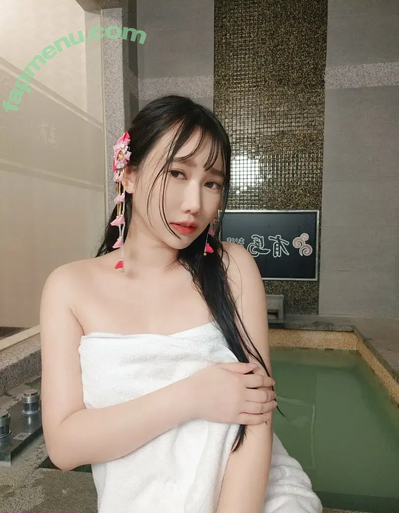 evelynhoang nude photo #0002 (evelynhoang)