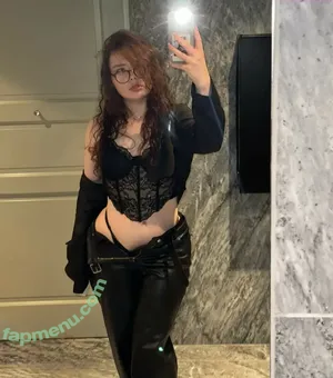 Evvoxi / Mylfoxi nude photo #0001