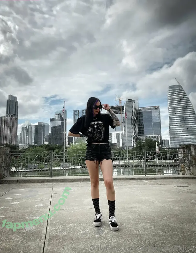 Explorewithlola nude photo #0024 (Explorewithlolasparks / Lola Sparks)