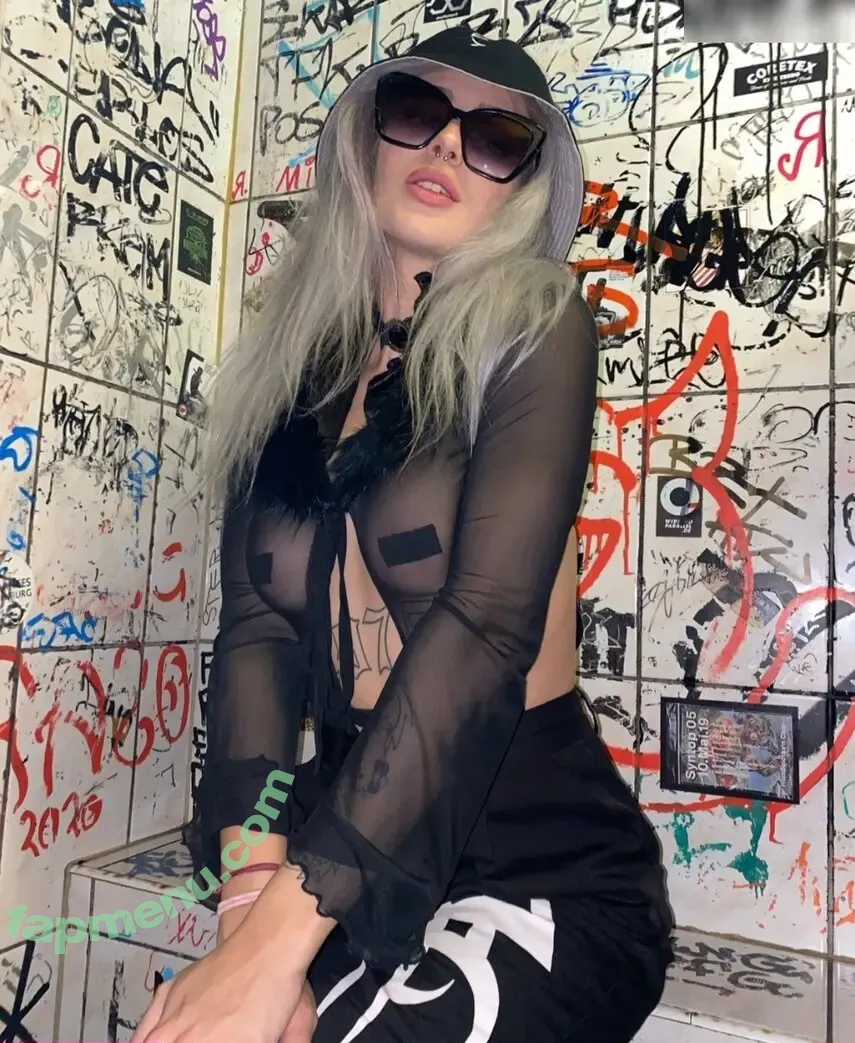 Fairy Karo nude photo #0038 (fairykaro / karolinantivist)