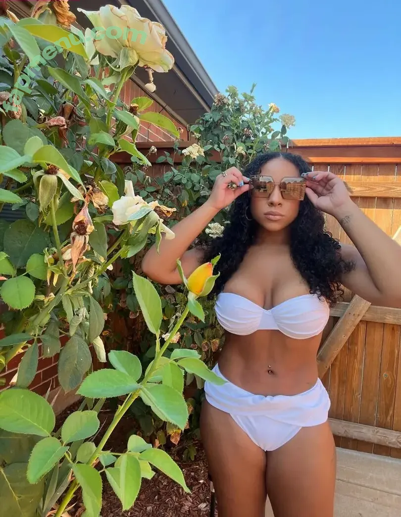 Famous Kiki 1 nude photo #0020 (famous_kiki1)