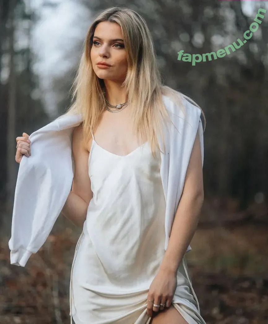 Faye Van Hest nude photo #0027 (fayevanhest)