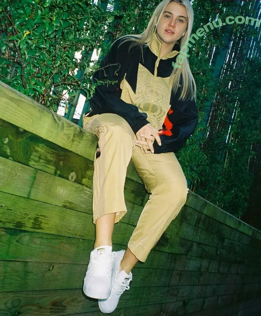 Female Football nude photo #0760 (girlsontheball / soccer players)