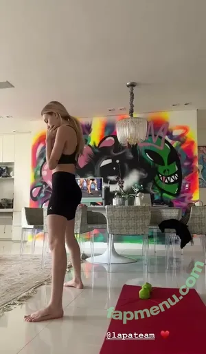 Fernanda Schneider / fefe nude photo #0214