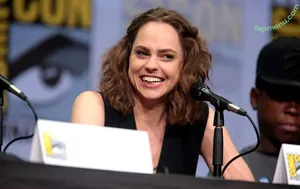 Fiona Dourif / fionadourif nude photo #0026