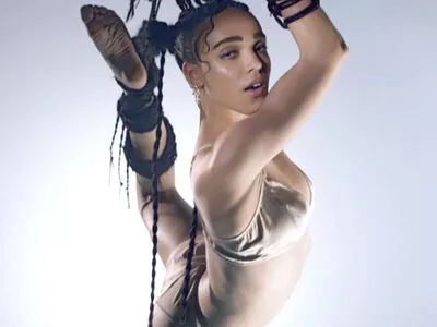 FKA Twigs / FKAtwigs nude photo #0127