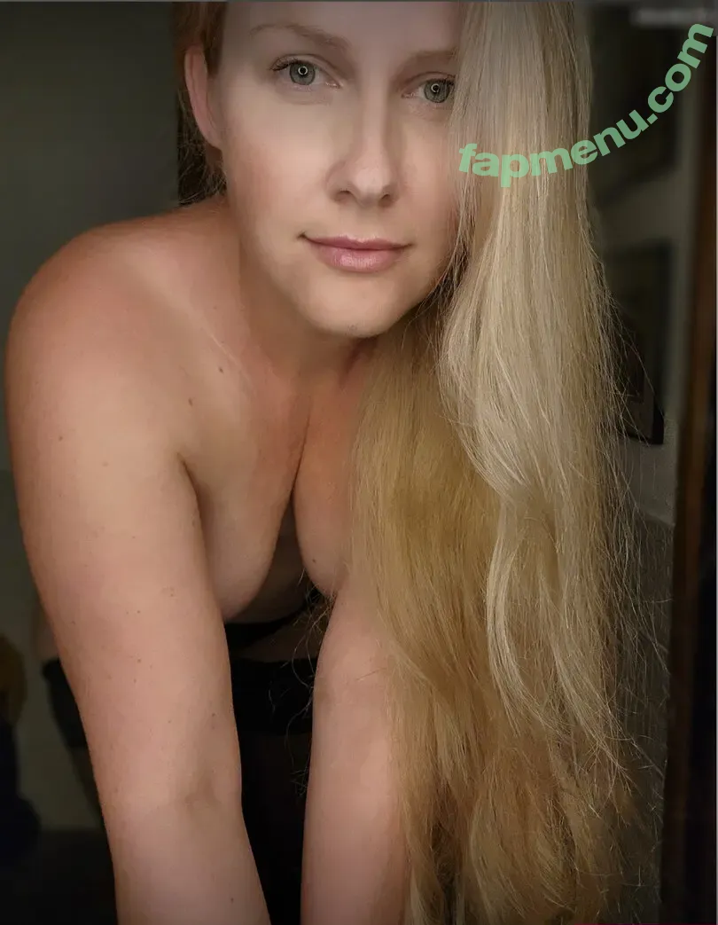 Flora Freyr nude photo #0020 (Flora Freyr)