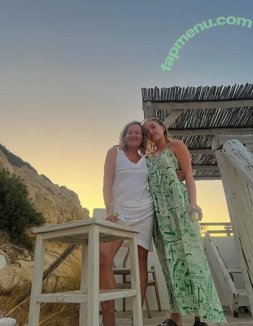 Florence Pugh nude photo #2272 (florencepugh)