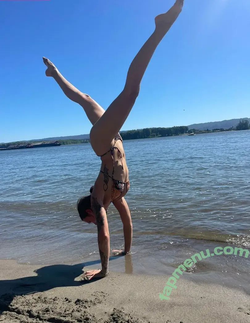 flowwithsky nude photo #0285 (skyflowartist)