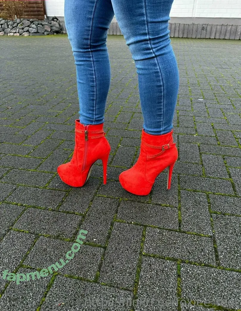 foxieefeetfree nude photo #0008 (foxiee.fox)