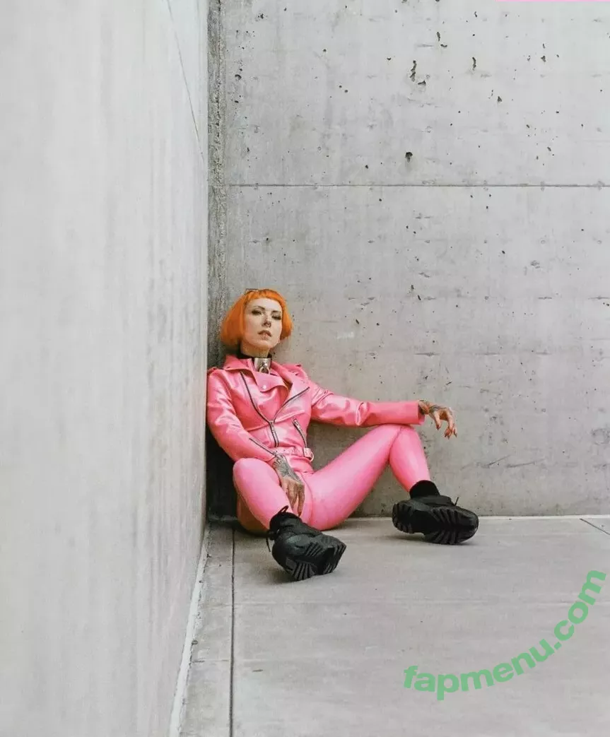 Frau Tagtraum nude photo #0074 (FrauTagtraum847 / the_kinky_duck)