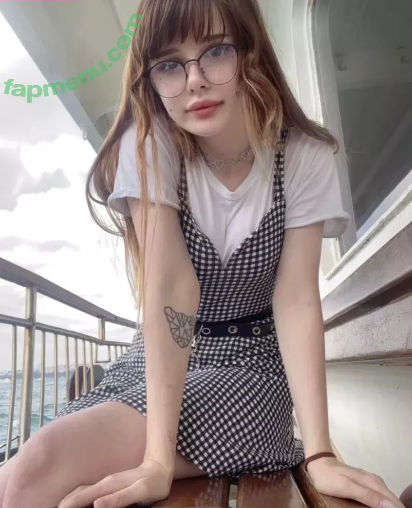 frauleinmilk nude photo #0166 (suisai.uwu / suisaiuwu)