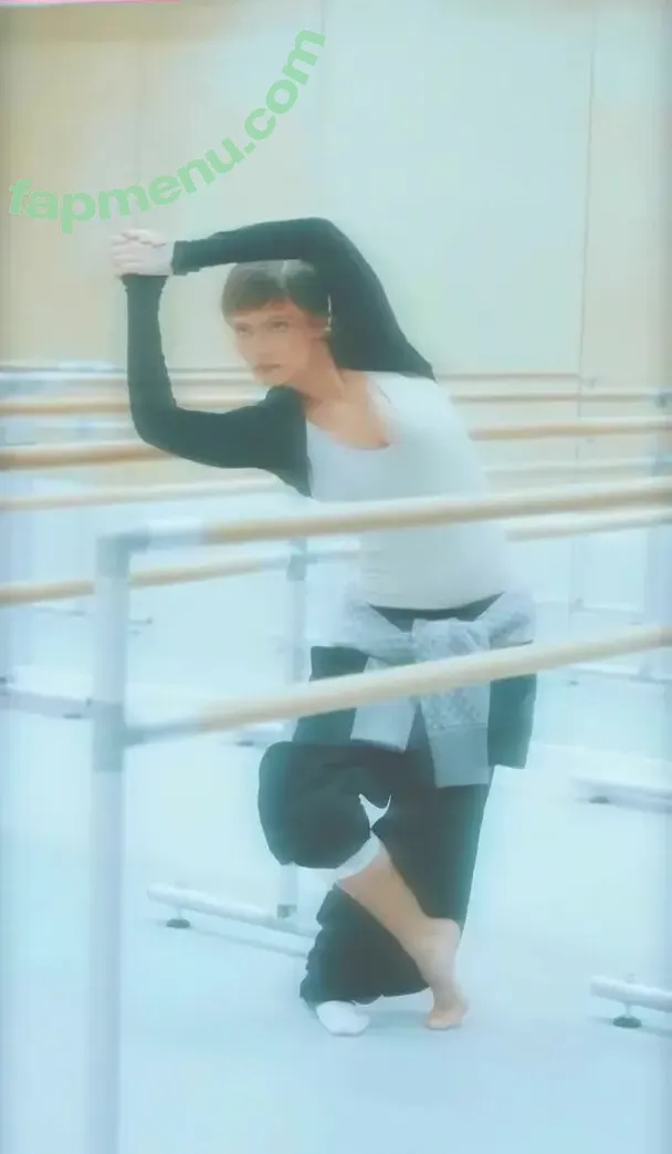 Freya Allan nude photo #1173 (Ciri / freyaallan / freyaallann)