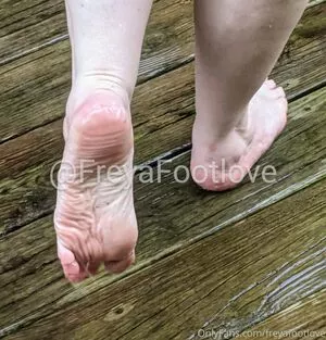 freyafootlove / mynaturaltoes nude photo #0001