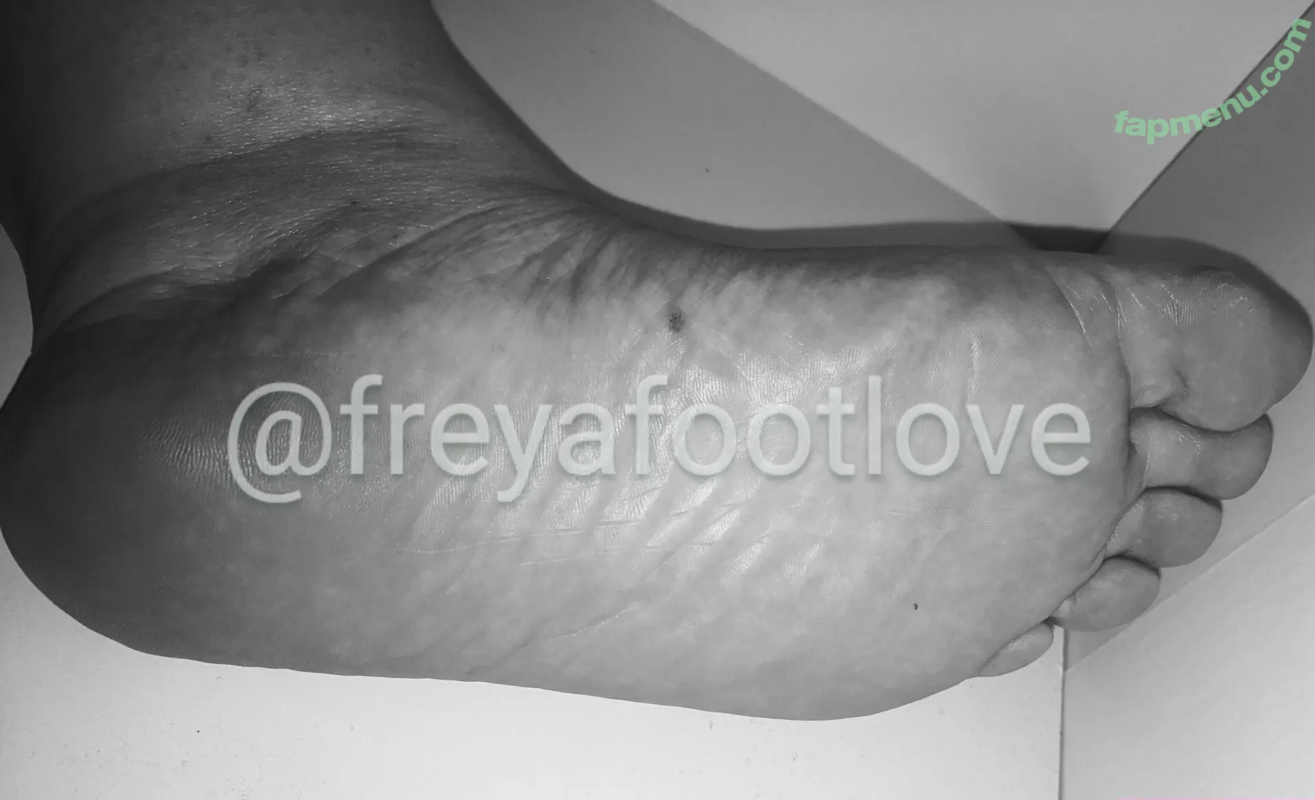 freyafootlove nude photo #0098 (mynaturaltoes)