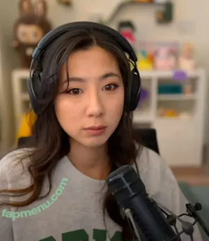 Fuslie / Leslie nude photo #0851