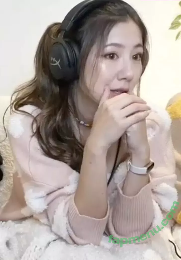 Fuslie nude photo #0269 (Leslie)