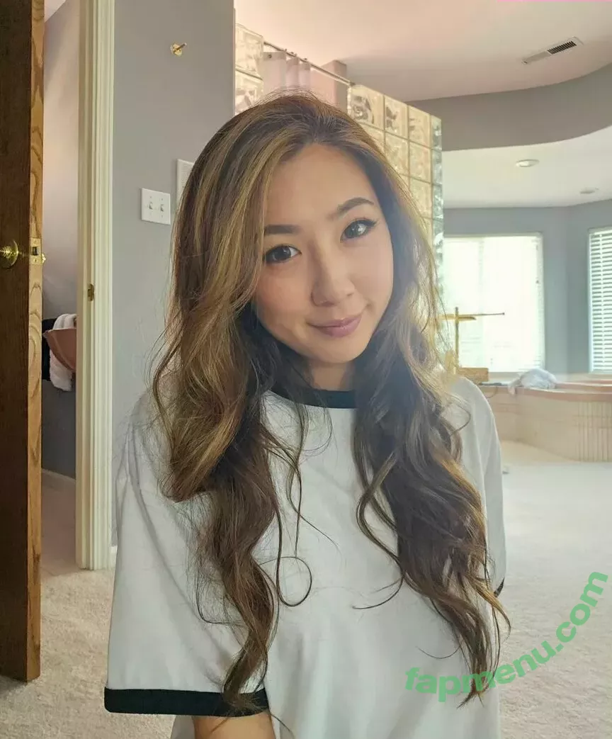 Fuslie nude photo #0325 (Leslie)