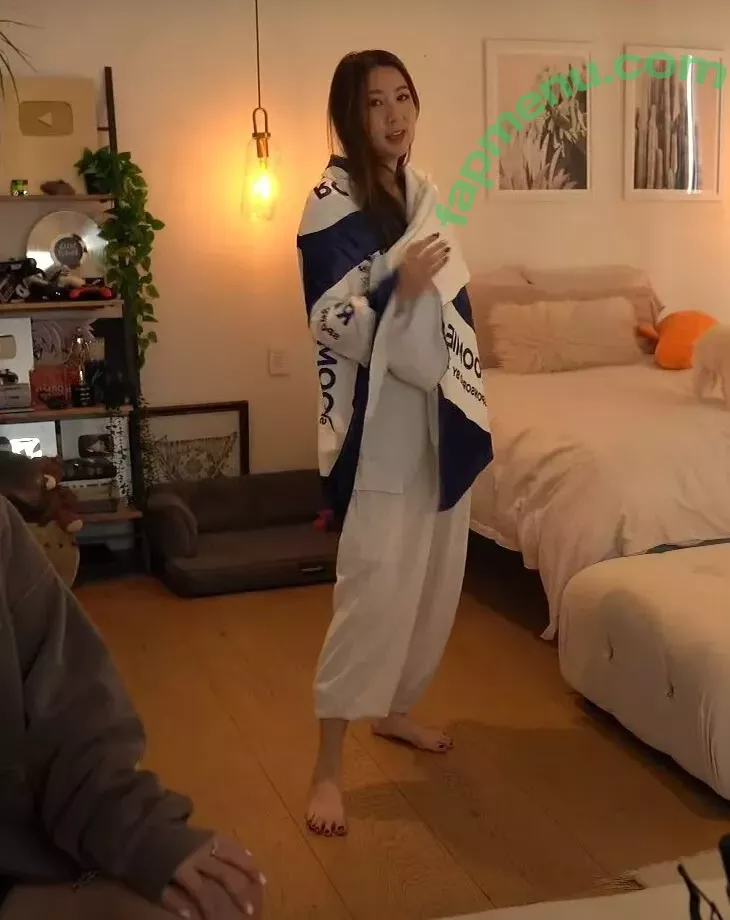 Fuslie nude photo #0399 (Leslie)