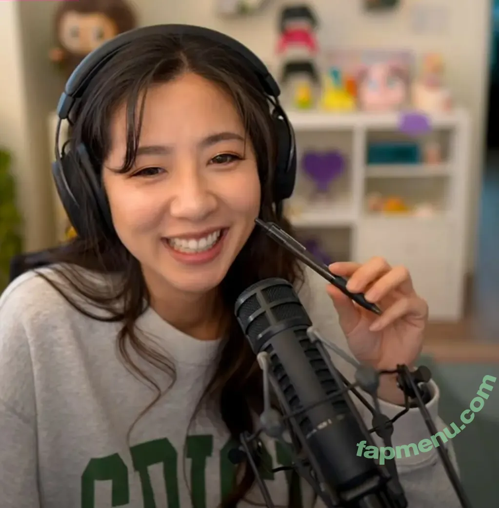 Fuslie nude photo #0859 (Leslie)