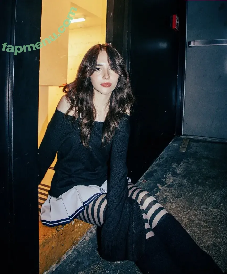 Gabriela Bee nude photo #0239 (Gabi Bee / gabrielabee)