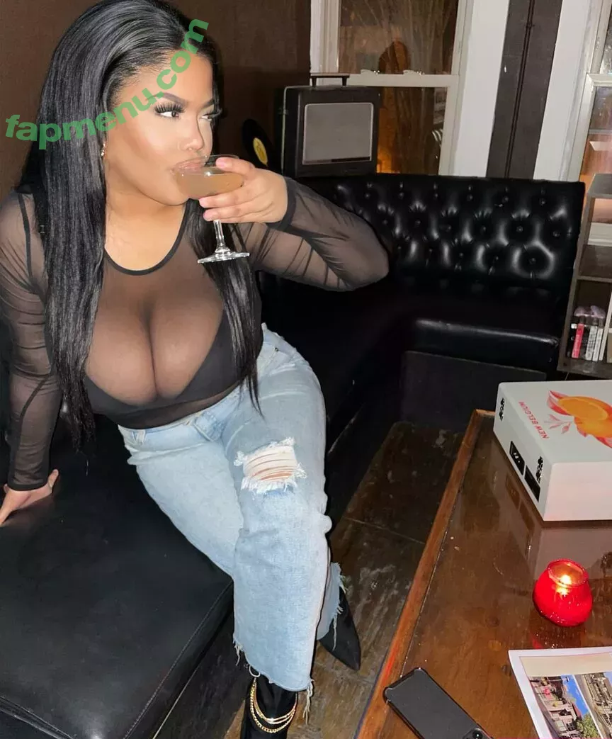 Gabrielle Logan nude photo #0002 (loganberry_ / thebigtitwitch)