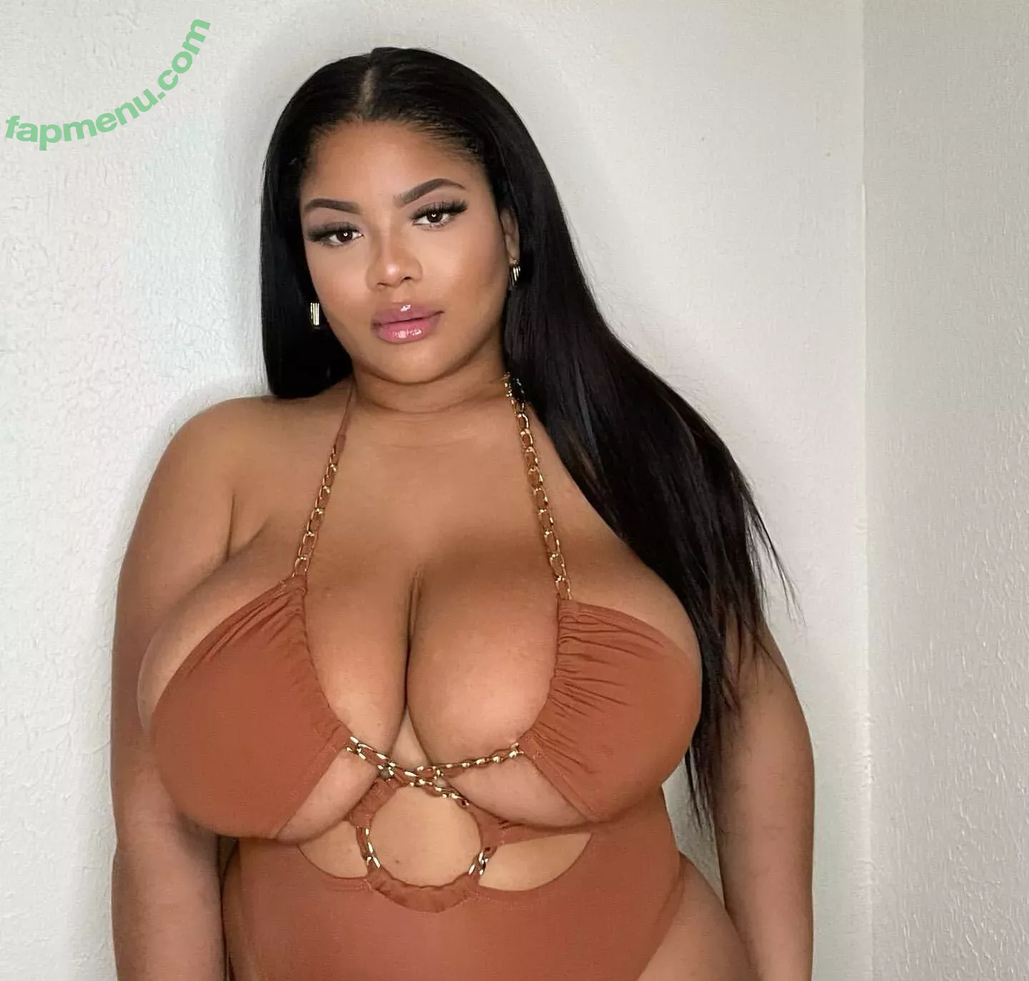 Gabrielle Logan nude photo #0003 (loganberry_ / thebigtitwitch)