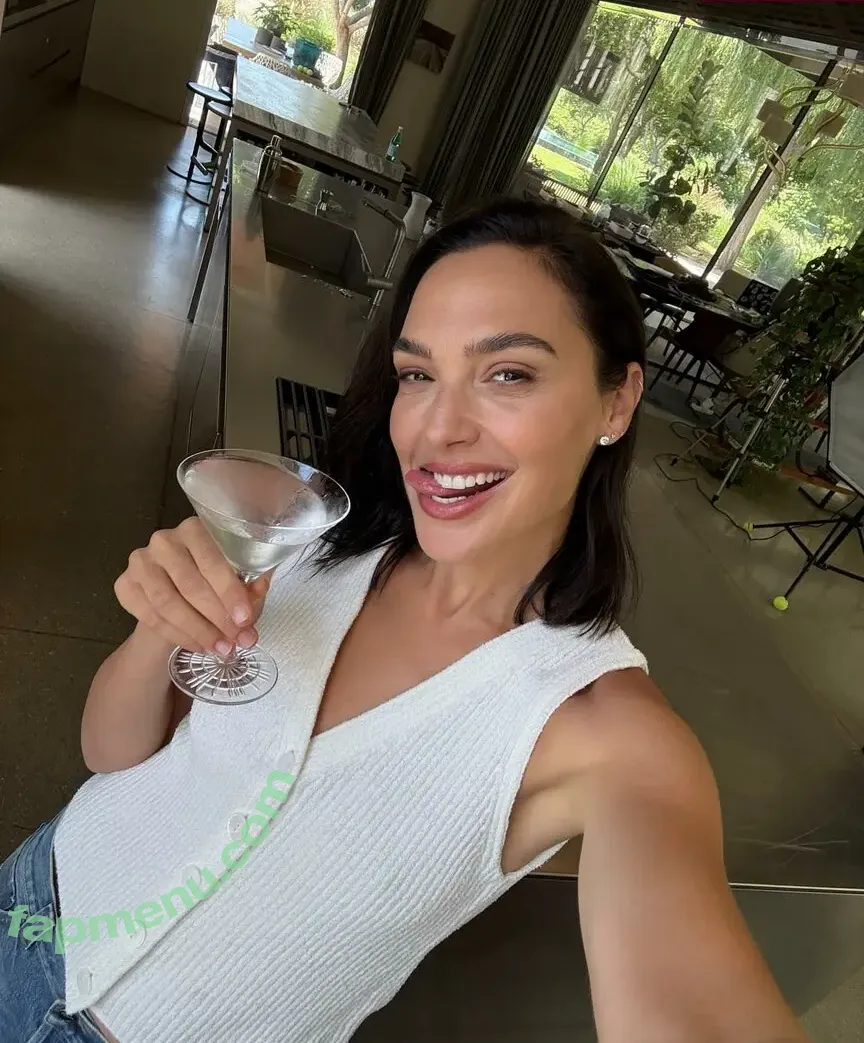 gal_gadot nude photo #3233 (inked_hriss)