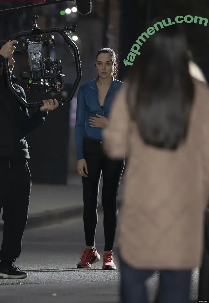 gal_gadot nude photo #3268 (Gal Gadot / inked_hriss)