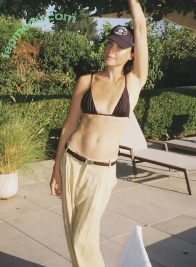 gal_gadot nude photo #3364 (Gal Gadot)