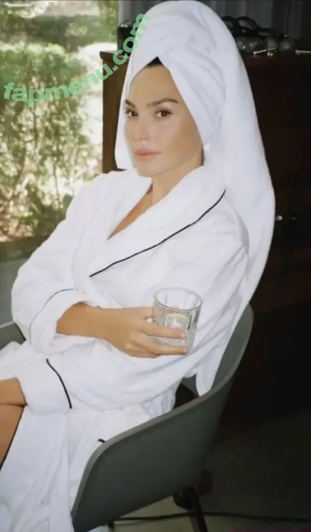 gal_gadot nude photo #3367 (Gal Gadot)