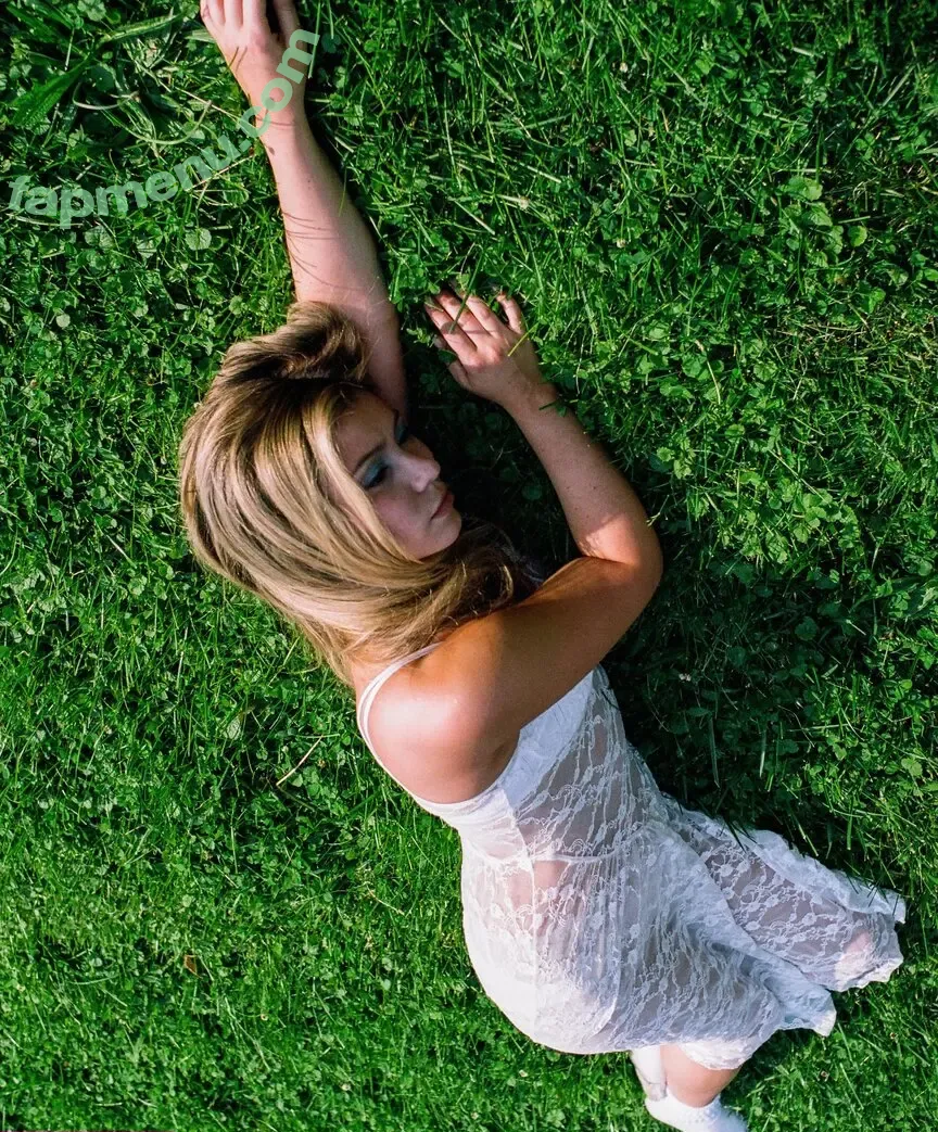 Genevieve Hannelius nude photo #0445 (ghannelius)